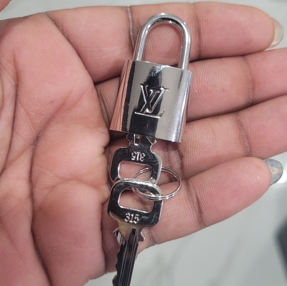 🔹️LOUIS VUITTON🔹️ #️⃣ 3️⃣1️⃣5️⃣  Silver Lock with 2 KEYS + COA ✨️ - Picture 4 of 9